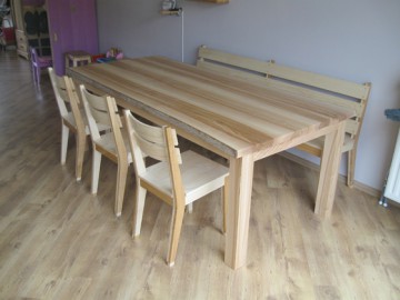 tafel, bank en drie stoelen 