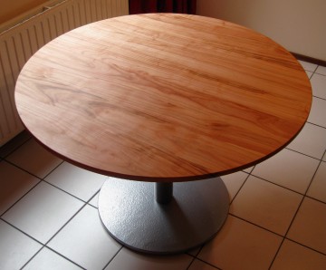 ronde tafel van kersenhout 