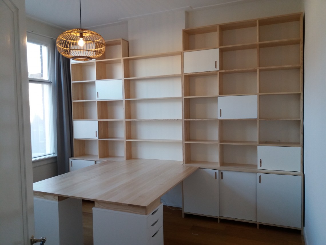 thuiskantoor met twee grote boekenkasten en een bureau